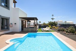- une piscine dans l'arrière-cour d'une maison dans l'établissement Hipoclub Villas, Aguamarina 30, à Playa Blanca