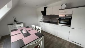 Kuchyň nebo kuchyňský kout v ubytování Ferienwohnung am Bakenberg