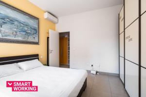 A bed or beds in a room at Bergonzoni Modern Apartment by Wonderful Italy