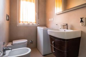 A bathroom at Bergonzoni Modern Apartment by Wonderful Italy Még 9 kép