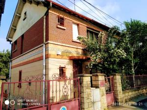 stary dom z bramą przed nim w obiekcie Appartement cosy à Alfortville - 30 m² - Jardin privé w mieście Alfortville