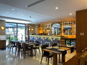 a restaurant with tables and chairs and a bar at Suadhan Hotel in Istanbul