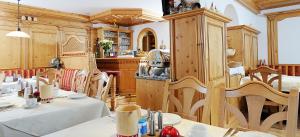 Kuchyň nebo kuchyňský kout v ubytování Hotel Kristall B&B