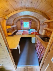 a tiny house with a bed and a sink at Little Ranch am Badesee in Urnshausen