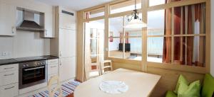 Kuchyň nebo kuchyňský kout v ubytování Hotel Kristall B&B