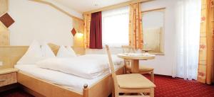 Postel nebo postele na pokoji v ubytování Hotel Kristall B&B