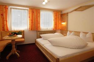 Postel nebo postele na pokoji v ubytování Hotel Kristall B&B