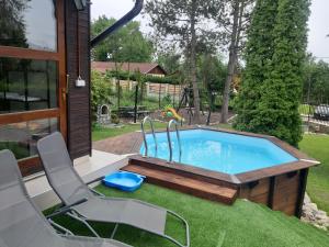 Piscina de la sau aproape de Milmár Wellness Vendégház Miskolctapolca