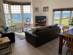 Foto dalla galleria di Promenade Apartment with own Beach Hut a Totland
