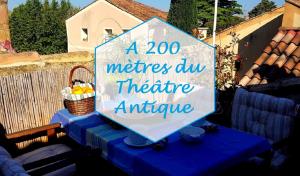een teken dat zegt een meters dag theater initiatief bij Gîte urbain les jardins de la meyne in Orange