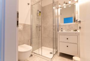 斯普利特Finest rooms Leonilda的带淋浴、马桶和水槽的浴室