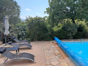 Bazén v ubytování Appartement en pleine nature avec piscine chauffée nebo v jeho okolí