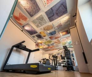 The fitness centre and/or fitness facilities at Albergo Cantine Ascheri