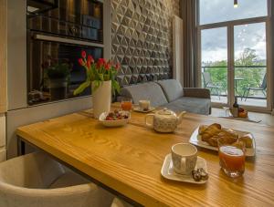 stół ze śniadaniem w salonie w obiekcie Seaside loft w Gdańsku