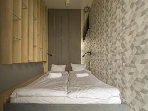 łóżko z dwiema poduszkami w sypialni w obiekcie Seaside loft w Gdańsku