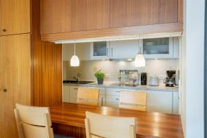 eine Küche mit einem Holztisch und Stühlen in der Unterkunft Haus Meeresstrand Wohnung 207 in Scharbeutz