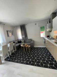 uma sala de estar com um sofá e uma mesa em Casa di Isabelle Venezia em Mestre