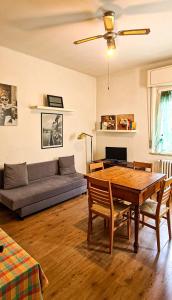 カメラーノにあるFuori Porta Apartmentのリビングルーム(テーブル、ソファ付)