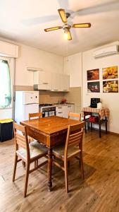 cocina con mesa de madera y 2 sillas en Fuori Porta Apartment, en Camerano