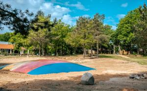 un gran círculo en la tierra con árboles en el fondo en EuroParcs Ruinen, en Ruinen