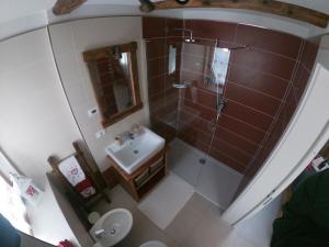 vista sul soffitto di un bagno con doccia e lavandino di B&B Le Fió a Valtournenche