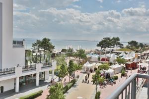 een luchtzicht op een stad met de oceaan bij Seebrücke Seebrücke Appartement 22 in Scharbeutz