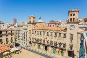 Nespecifikovaný výhled na destinaci Alicante nebo výhled na město při pohledu z apartmánu