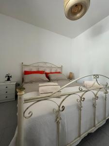 1 cama blanca en un dormitorio blanco con techo en Casamarina Cristal Village en Campomarino