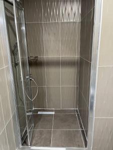 W łazience znajduje się prysznic ze szklanymi drzwiami. w obiekcie Vois Hotel Bostanci & SPA w Stambule