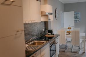 Kuchyň nebo kuchyňský kout v ubytování Velden Appartements am Wörthersee