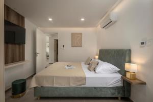 מיטה או מיטות בחדר ב-Villa Coralis With Heated Pool