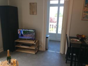 TV a/nebo společenská místnost v ubytování Dinard: studio à 100 m de la plage de L'Ecluse