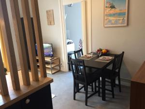 TV a/nebo společenská místnost v ubytování Dinard: studio à 100 m de la plage de L'Ecluse