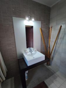 y baño con lavabo blanco y espejo. en Yiorgos, amazing sunset view house, en Psalidi