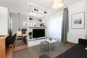 Televízia a/alebo spoločenská miestnosť v ubytovaní Silver Home Apartments