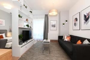 Televízia a/alebo spoločenská miestnosť v ubytovaní Silver Home Apartments