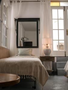 una camera da letto con un letto e un grande specchio di Gato Azul - Coliving a La Orotava