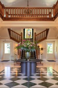 - un hall avec une table et un vase de fleurs dans l'établissement Hotel Villa Soro, à Saint-Sébastien