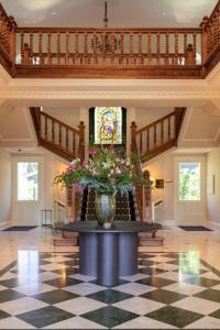 hol ze stołem z wazonem kwiatów w obiekcie Hotel Villa Soro w mieście San Sebastián