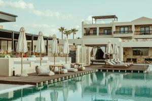 Bazén v ubytování Asterion Suites & Spa - Designed for Adults nebo v jeho okolí