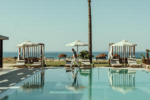 Bazén v ubytování Asterion Suites & Spa - Designed for Adults nebo v jeho okolí