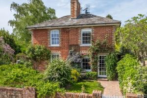 uma antiga casa de tijolos com um jardim em frente em Adorable cottage with a log burner in heavenly village - Constable Lodge em Nayland