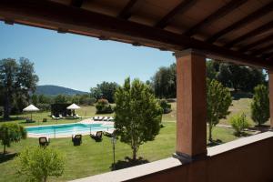 uma vista para a piscina a partir da varanda de uma villa em Residence Maria Giulia em Corciano