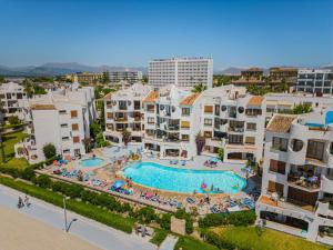 an aerial view of a swimming pool in a resort at Apartamento Blue Carabela in Alcudia