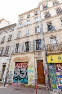 ein Gebäude mit Graffiti auf der Seite in der Unterkunft Appartements Marseille cours Julien in Marseille