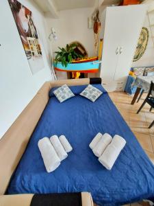 プローチダにあるLa Casa Azzurraの青いベッド(枕2つ付)