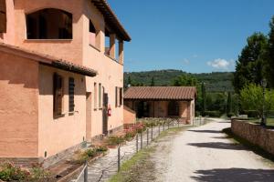 un camino de tierra al lado de un edificio con una casa en Residence Maria Giulia, en Corciano