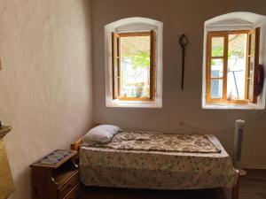 A bed or beds in a room at Shotgun Hostel & Guesthouse