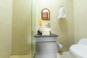 Koupelna v ubytování Ayenda Sarayu House