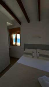 タバルカ島にあるIaia Carmenのベッドルーム1室(ベッド2台、窓付)